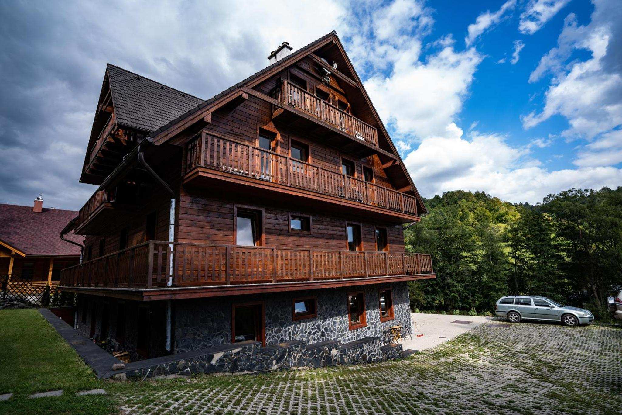 A Bosorka Apartments háza fa erkélyekkel nyáron