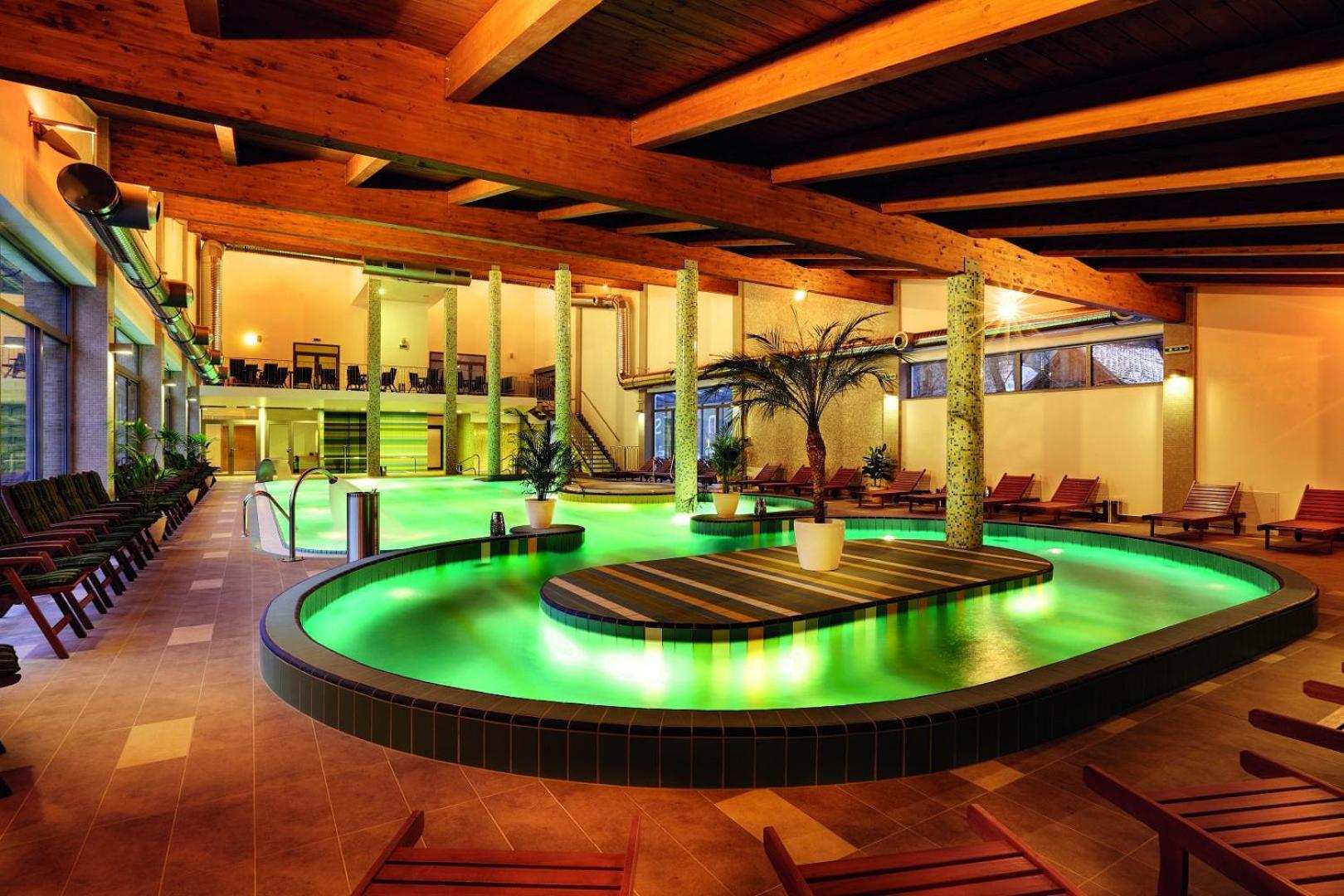 Hallenbad in einem Wellnesscenter in der Nähe
